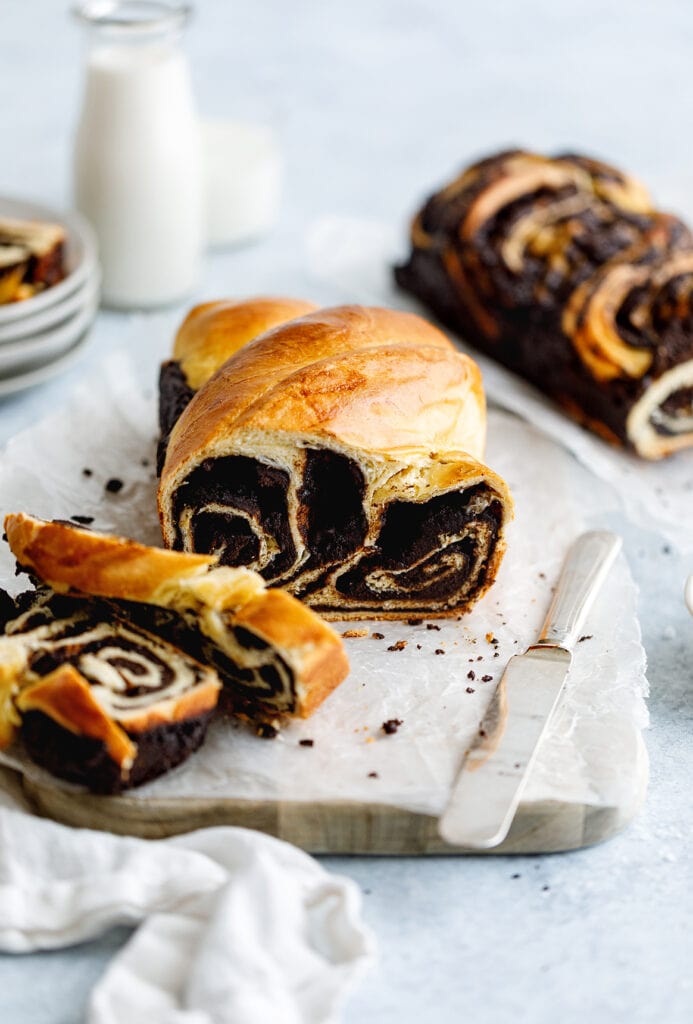 https://yogaofcooking.co/wp-content/uploads/2019/07/chocolate-brioche-babka-4-693x1024.jpg