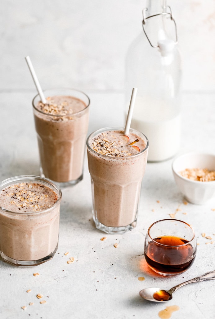 An easy and delicious Fall breakfast, this apple and oat smoothie recipe will become your new favorite!