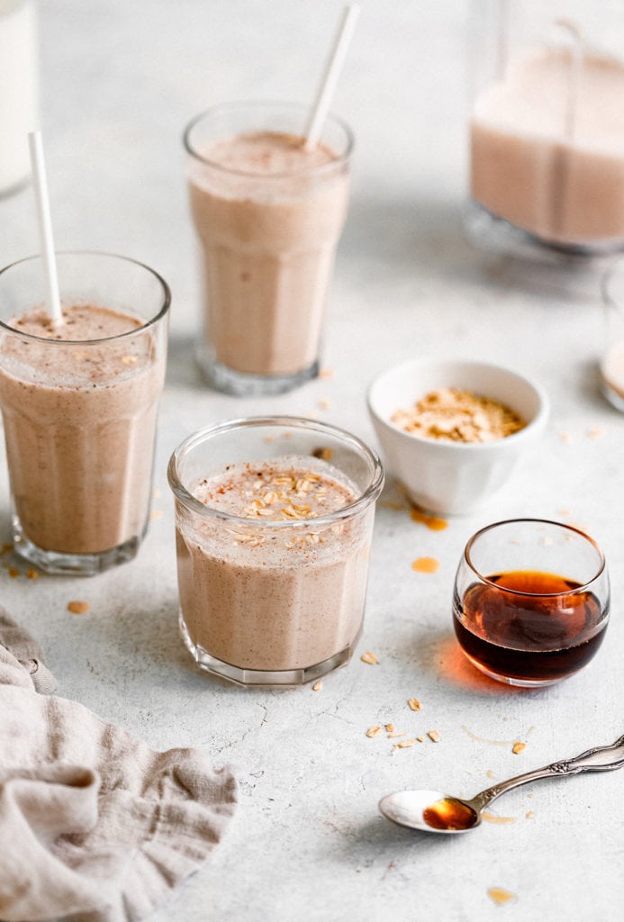 An easy and delicious Fall breakfast, this apple and oat smoothie recipe will become your new favorite!