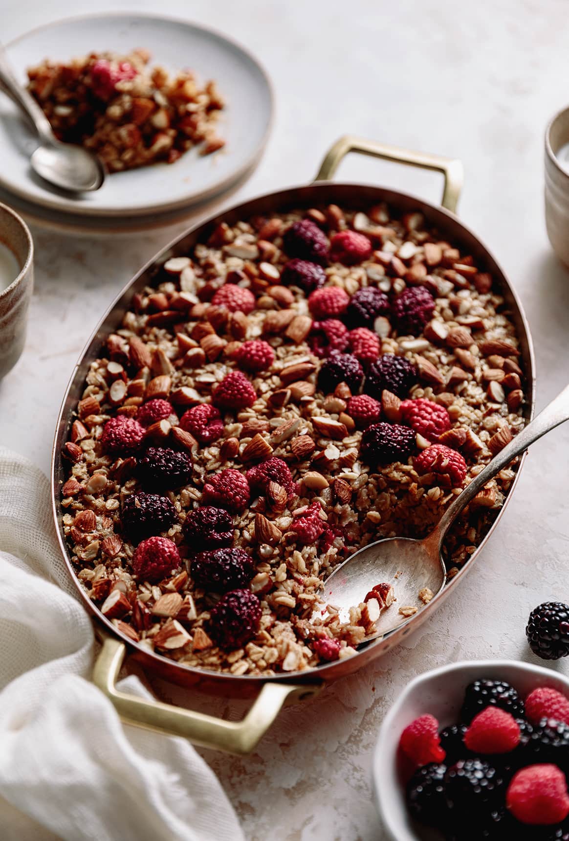 almond and berries baked oatmeal